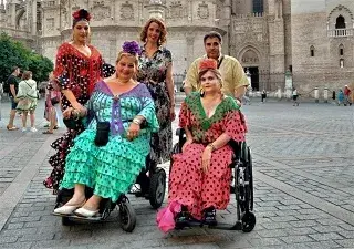 Helena y Luisa junto a la Catedral de Sevilla y con sus acompañantes (Fuente: Foto cedida por las propias Helena y Luisa a Servimedia)