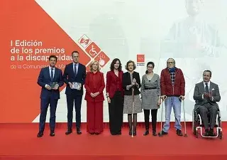 Ayuso, junto a los galardonados en el I Premio a la Discapacidad de la Comunidad de Madrid (Fuente: Jorge Villa/Servimedia)