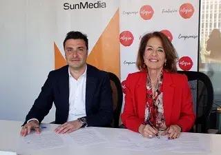 Fernando García, CEO de SunMedia y Ana Botella, Presidenta Ejecutiva de Fundación Integra firmando este convenio de colaboración (Fuente: Fundación Integra)