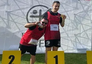 Un momento de la entrega de medallas a dos de los participantes en el XXXI Campeonato de Cataluña de Atletismo de la Federación ACELL