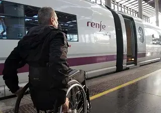 Una persona en silla de ruedas a punto de coger un AVE (Fuente: Servimedia)