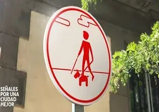 Acciona y Fundación ONCE. Señalética de una persona ciega paseando a su perro guía de signos