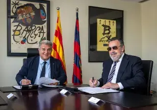 firma del convenio entre Joan Laporta y Miguel Carballeda en la sala de juntas del FC Barcelona