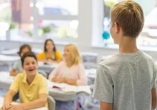 Un alumno con autismo expone ante sus compañeros de clase (Fuente: Servimedia)