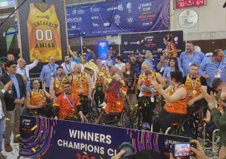 Amiab Albacete levantando el titulo de campeones