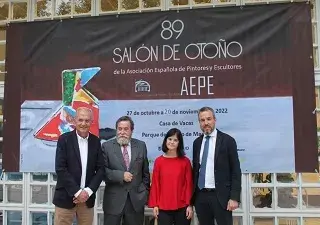 Foto de familia con el presidente del Patronato de Down Madrid, Ignacio Egea; el presidente de la AEPE, José Gabriel Astudillo; la artista y participante de Down Madrid, Elena Muñoz; y el concejal presidente del Distrito de Retiro, Santiago Saura.