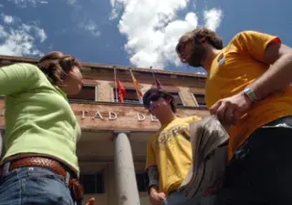 personas universitarias en la puerta de una facultad