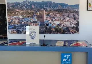 mapa de altea de fondo en la oficina de turismo de Altea