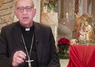Momento del mensaje del cardenal Omella con la cruz del Cristo mutilado (Fuente: Fotograma del mensaje de Navidad de la CEE)