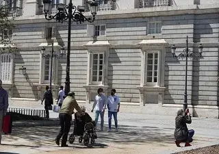 Personas paseando por la calle, una de ellas en silla de ruedas, haciendo turismo en una ciudad (Fuente: Fundación ONCE)