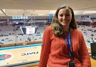 La locutora Clara Vicenç, en el pabellón municipal de Fontajau (Fuente: Clara Vicenç)
