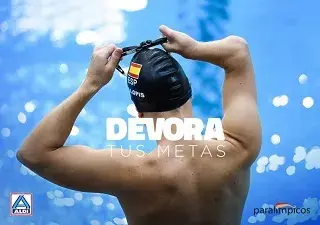 Cartel de la campaña 'Devora tus metas', con la imagen de un nadador paralímpico
