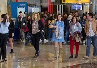 Turistas caminando por una ciudad. Congreso tecnología y turismo