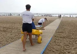 Servicio de apoyo al baño en una playa de Barcelona (Fuente: Ayuntamiento de Barcelona)