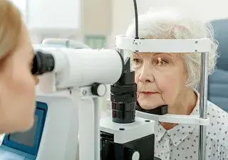 Un oftalmólogo revisa los ojos de un paciente (Fuente: Cgcoo)