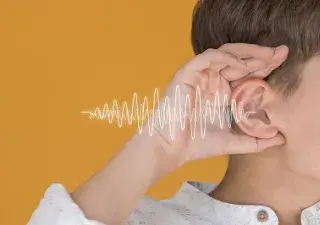 nño tocando la oreja simulando una pérdida de audición