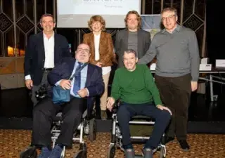 Momento de la presentación del libro, ‘Volar sin alas-Vivir con E.L.A’, con Juan Carlos Unzué, Jordi Sabaté, David Escudé y Carme Bertral, acompañando al doctor Carlos Laria en la ciudad condal (Fuente: Clínica Baviera)