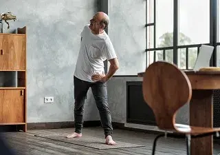 Una persona haciendo ejercicio físico en casa (Fuente: COM SALUD)