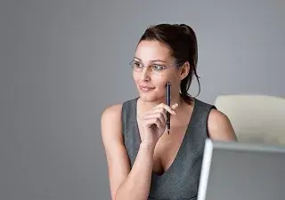 Una mujer con un ordenador