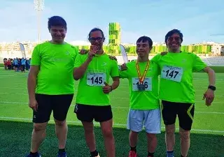 Participantes del equipo de running de Down Madrid con sus medallas