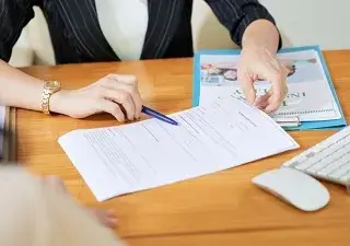 Una persona con el formulario de petición de atención por Servicios Sociales (Fuente: Servimedia)