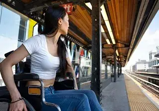 Una persona en silla de ruedas dentro de una estación de Cercanías de Madrid