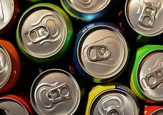 Varias latas de bebidas refrescantes que aconsejan que lleven edulcorantes (Fuente: UPC)