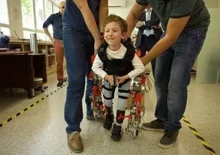 Un niño probando el exoesqueleto pediátrico de Marsi Bionics patentado por el CSIC
