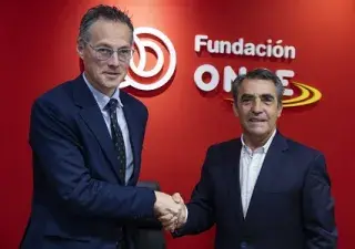 firma del acuerdo de colaboración entre representantes de ambas entidades