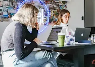 Varias mujeres jóvenes trabajando con portátiles (Fuente: ArcGIS)