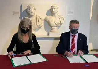 Patricia del Pozo y Cristóbal Martínez durante la firma del acuerdo