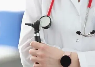 Un médico, con su material correspondiente para la detección y el diagnóstico precoz de problemas de oído y pérdida de audición (Fuente: FIAPAS)