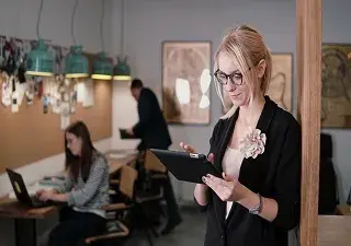 Mujeres en una oficina. Instituto de la mujer