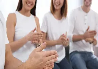 Varios intérpretes de Lengua de Signos hablando entre ellos (Fuente: Comunidad de Madrid)