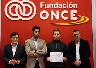 Momento del acto de entrega de la Beca a Nicanor Zalba en Fundación ONCE (Fuente: Jorge Villa)