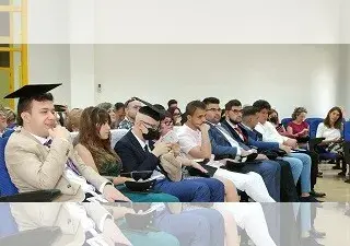 Foto del público asistente durante el acto, entre los que se encuentran algunos de los jóvenes graduados