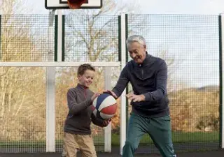 Niño jugando con persona mayor para combatir el edadismo
