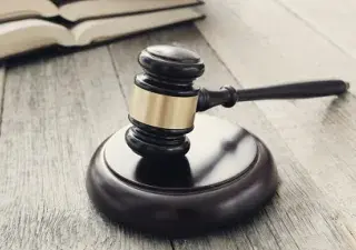 mazo de un juzgado