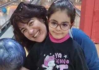 Amparo con su hija Julia, que sufre la enfermedad del síndrome de Usher (Fuente: Amparo Luque)