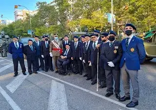 Foto de familia de los miembros de Acime al final del desfile de 2021 (Foto cedida a Servimedia)
