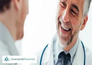 Banner de Conectando Pacientes, con un médico hablando con un paciente y el logo de la plataforma (Fuente: Conectando Pacientes)