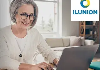 Una trabajadora mayor utilizando un portátil (Fuente: ILUNION)