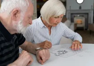 mujer y hombre mayores haciendo ejercicios para mejorar el párkisnon