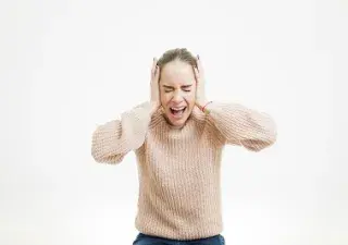 mujer con acúfenos