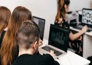 Estudiantes con ordenadores, UPM