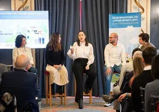 Charla de Irene Ruano, que cuidó a su hermana con cáncer, junto con madres de niños afectados por la enfermedad, contando su experiencia (Fuente: Fepnc)