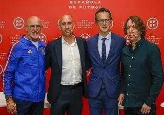 El presidente de la RFEF y el seleccionador nacional, con Fernando Riaño y Jesús Suárez (Fuente: RFEF)