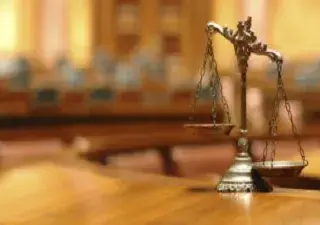 Foto simbólica de un juicio, con una balanza (Fuente: Servicio de Información sobre Discapacidad – SID)