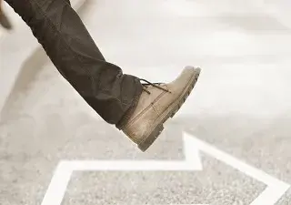 Una persona caminando hacia adelante, siguiendo el camino de una flecha pintada en el suelo (Fuente: Fundación Integra)