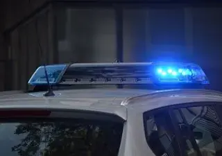 Coche y sirenas encendidas de la Policía